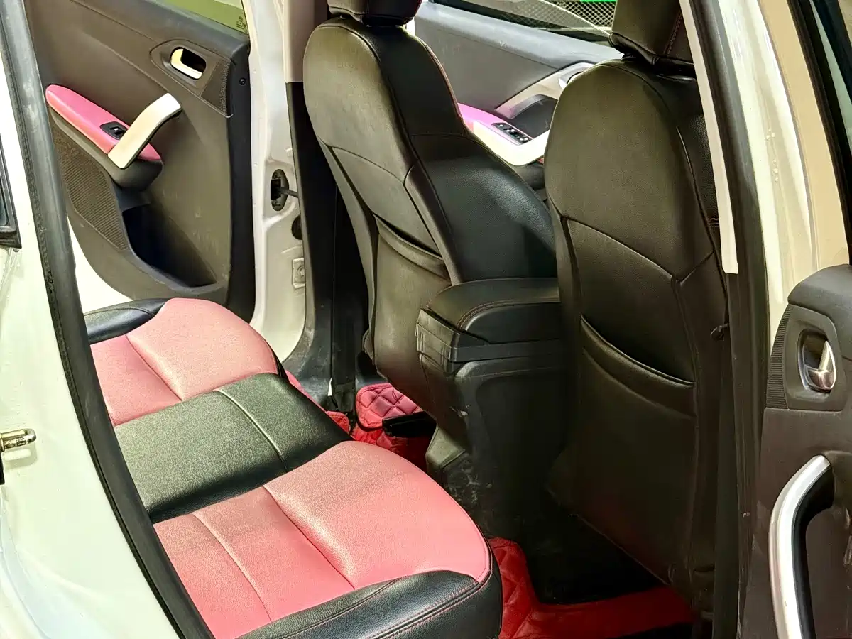 Peugeot 2008 2015 1.6L Automatic Cool Edition фото 8
