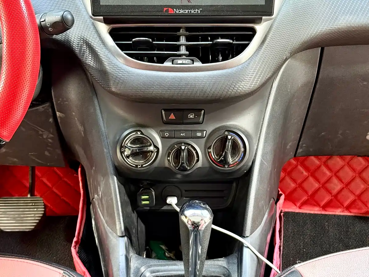 Peugeot 2008 2015 1.6L Automatic Cool Edition фото 12