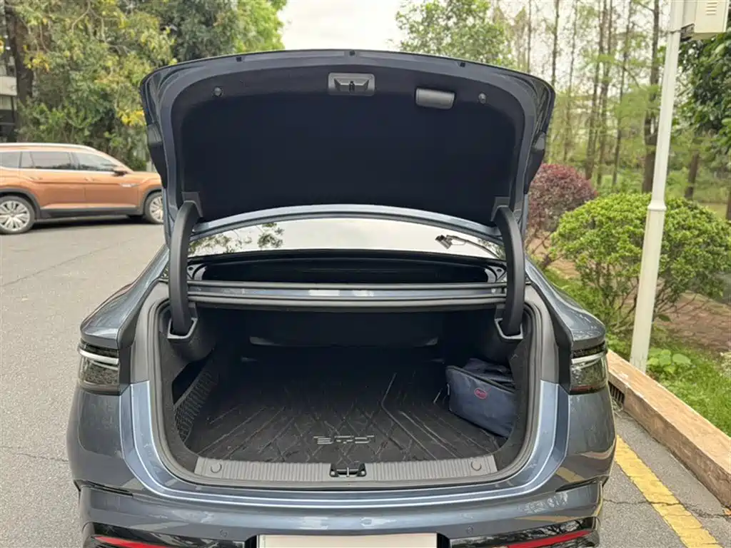 BYD Seal 2024 Glory Edition DM-i 1.5L 121km Luxury фото 10