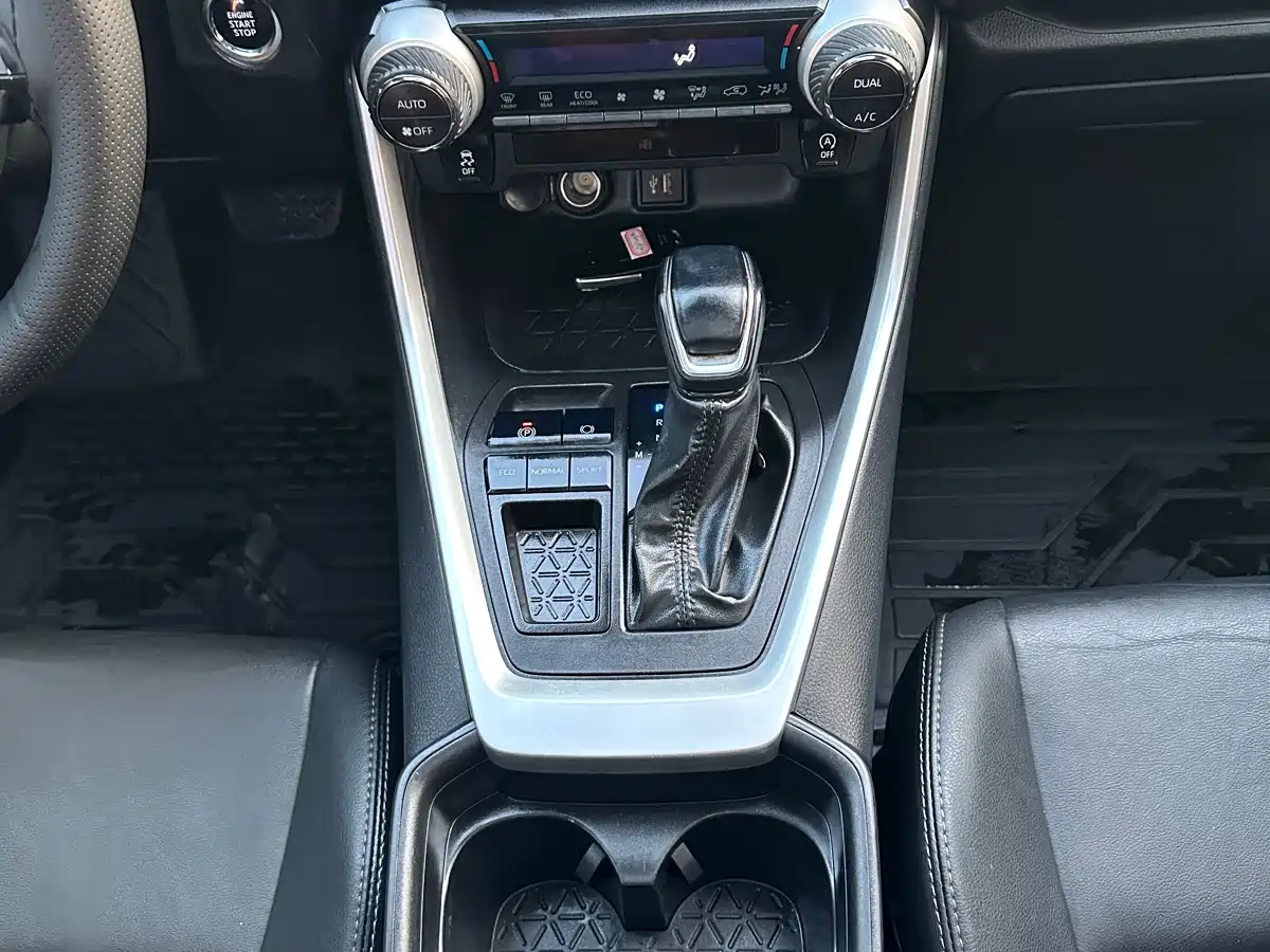 Toyota Wildlander 2024 2.0L CVT 2WD Luxury PLUS Edition фото 8