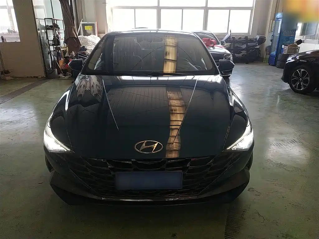 Hyundai Elantra 2021 1.5L CVT LUX Premium Edition фото 3