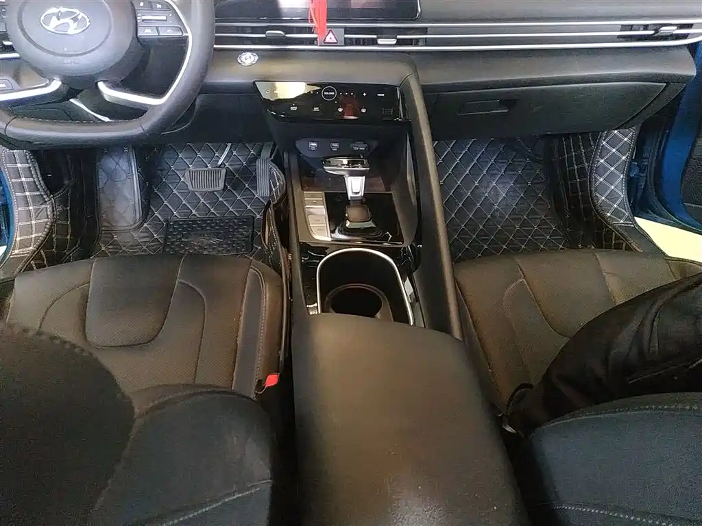 Hyundai Elantra 2021 1.5L CVT LUX Premium Edition фото 14