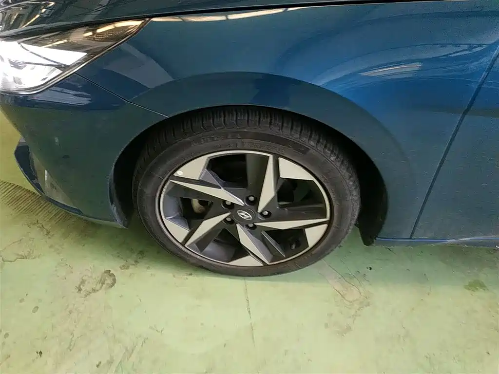 Hyundai Elantra 2021 1.5L CVT LUX Premium Edition фото 23