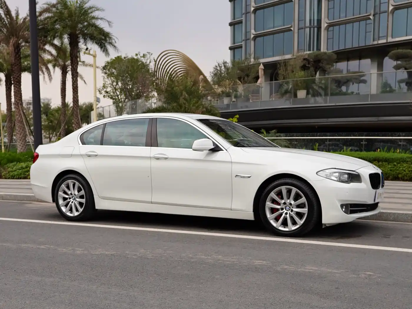 BMW 5 Series 2011 535Li Leading фото 3