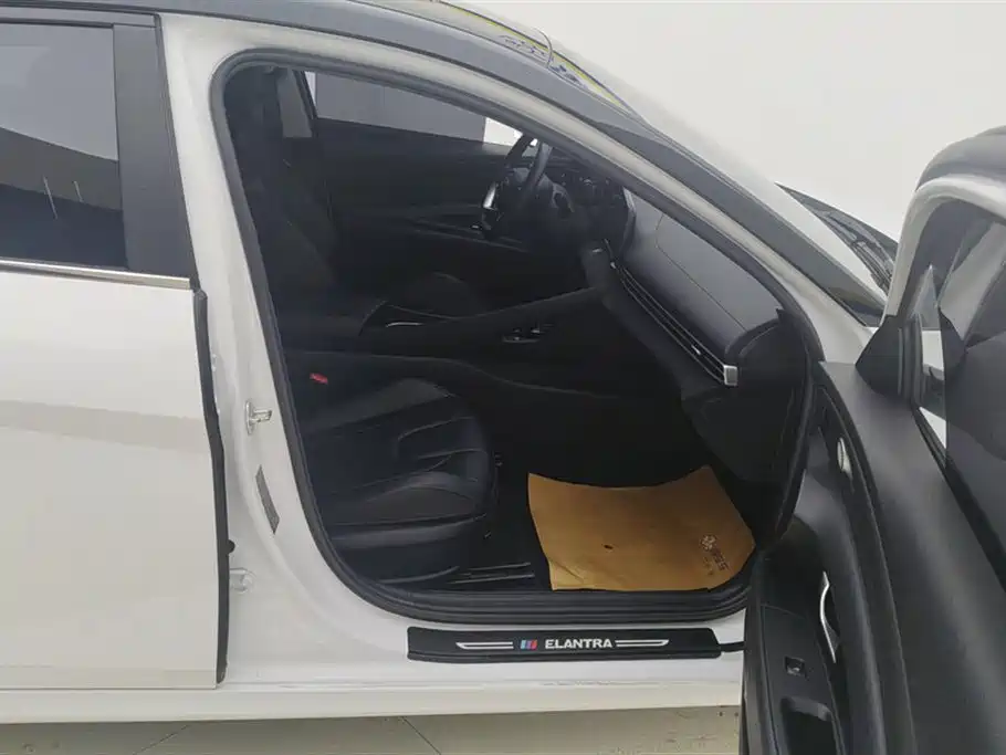 Hyundai Elantra 2021 1.5L CVT LUX Premium Edition фото 8