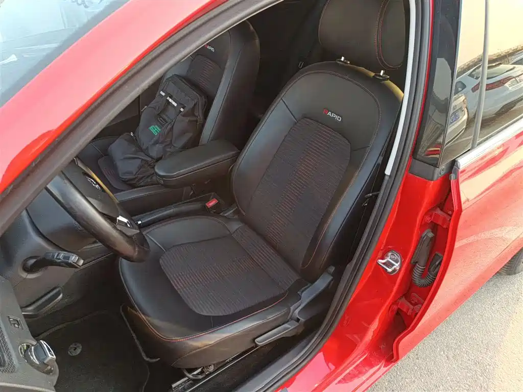 Škoda Skoda Rapid Spaceback 2016 1.6L Automatic Smart Edition фото 11