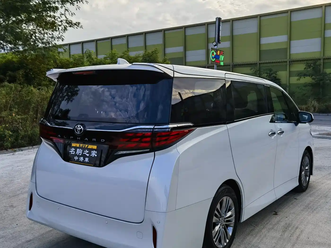 Toyota Alphard 2025 Hybrid 2.5L Prestige Gold Edition фото 3