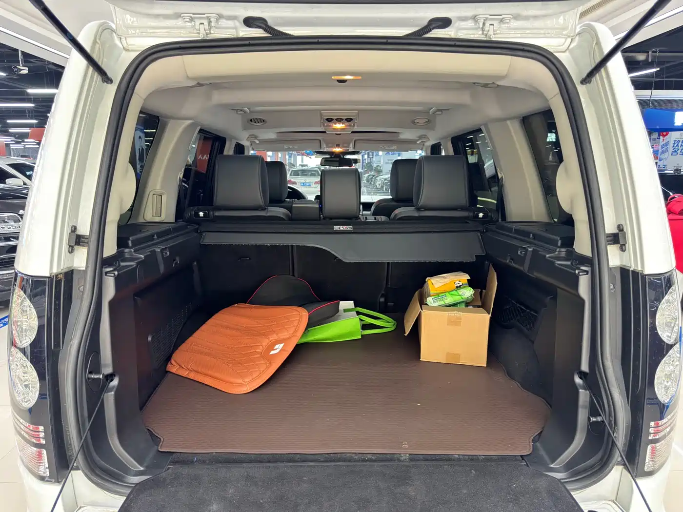 Land Rover Discovery 2016 3.0 SC Gloss Black Collector's Edition HSE фото 12
