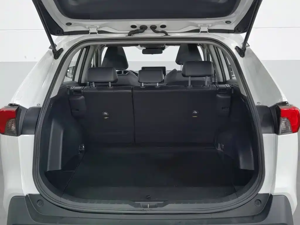 Фото 16 - Toyota RAV4
