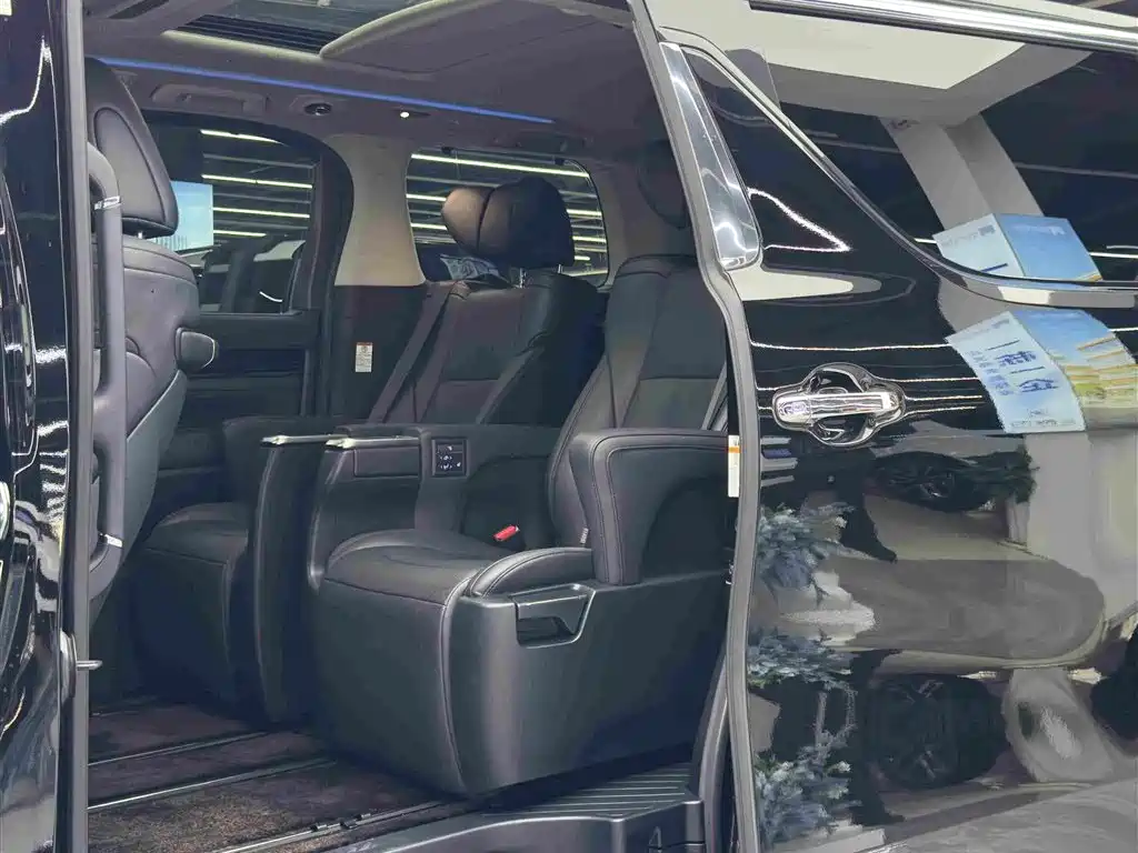 Фото 9 - Toyota Vellfire