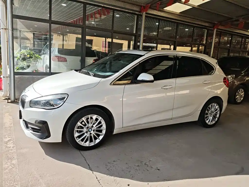 BMW 2 Series Touring 2018 218i Luxury Line фото 4