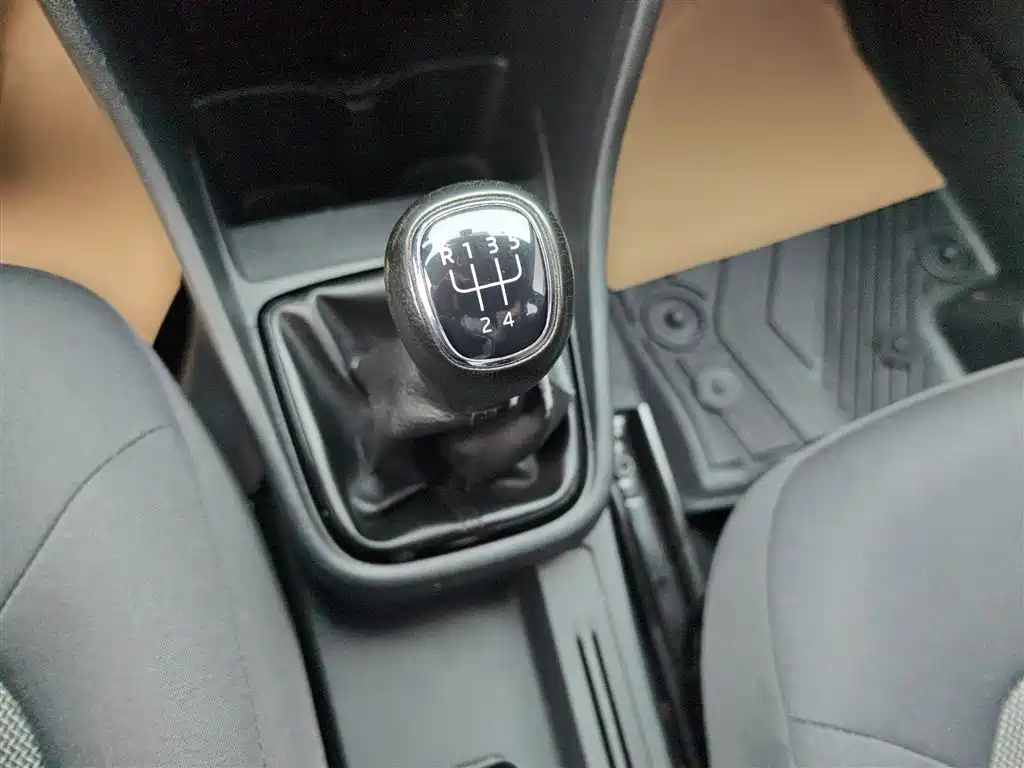 Škoda Skoda Rapid Spaceback 2016 Facelift 1.6L Manual Forward Edition фото 16