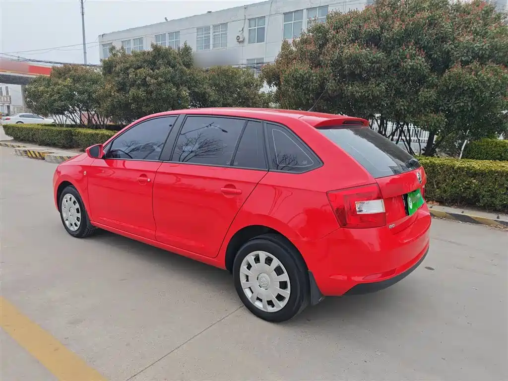 Škoda Skoda Rapid Spaceback 2016 Facelift 1.6L Manual Forward Edition фото 15