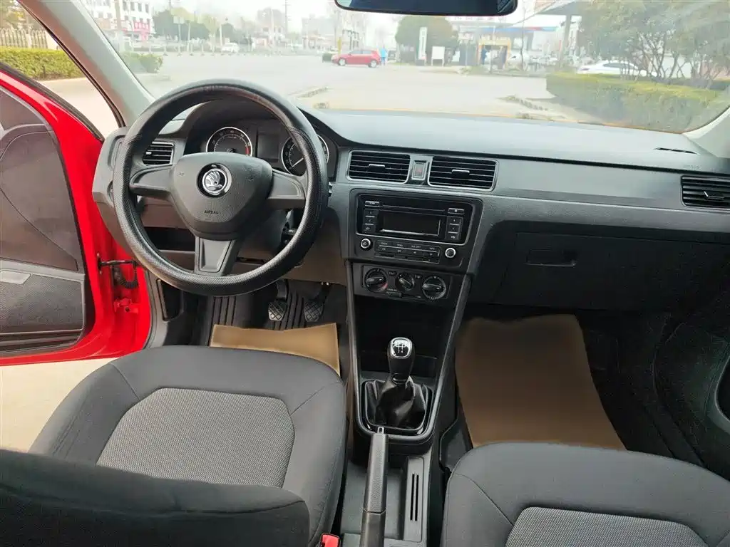 Škoda Skoda Rapid Spaceback 2016 Facelift 1.6L Manual Forward Edition фото 24