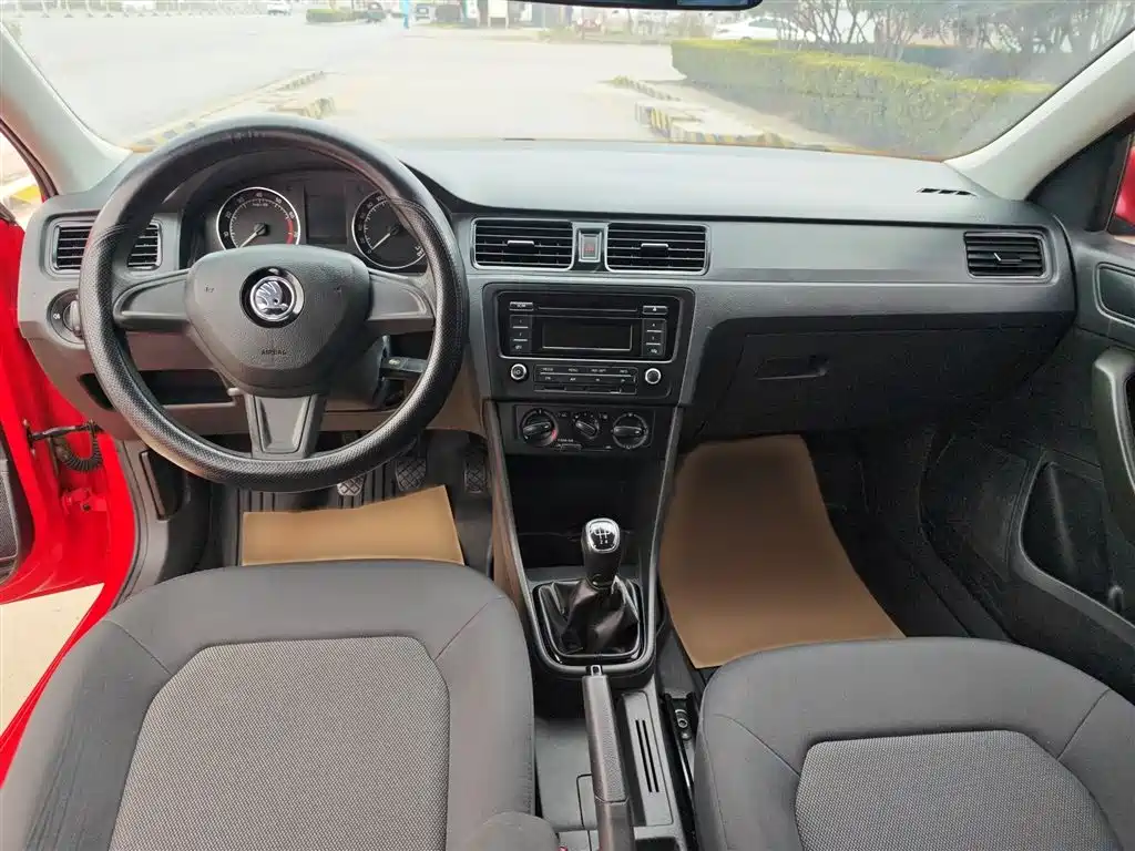 Škoda Skoda Rapid Spaceback 2016 Facelift 1.6L Manual Forward Edition фото 10