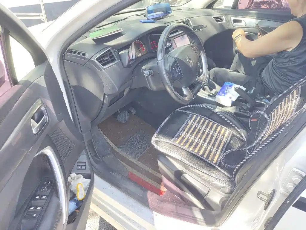 DS 5LS 2014 2014 1.8L Automatic Comfort VTi140
