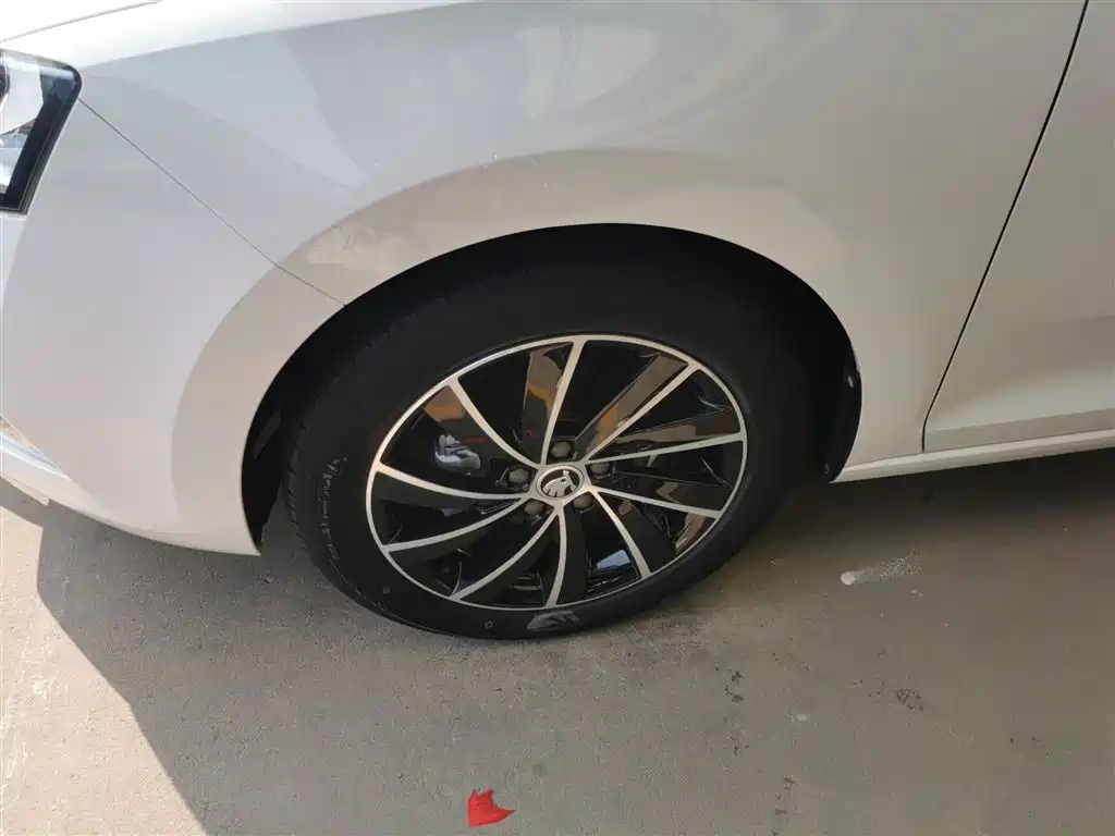Škoda Rapid 2018 1.6L Automatic Comfort Edition фото 25