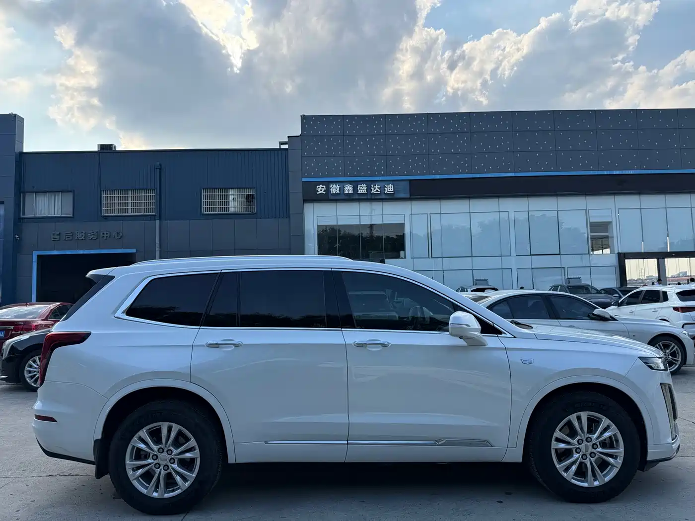 Photo 12 - Cadillac XT6