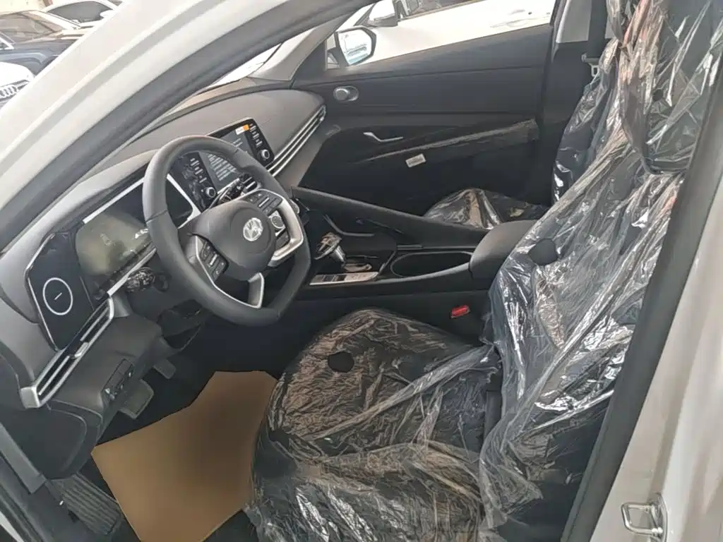 Photo 15 - Hyundai Elantra