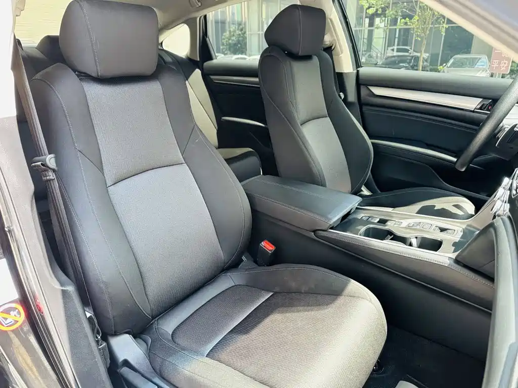 Photo 7 - Honda Accord