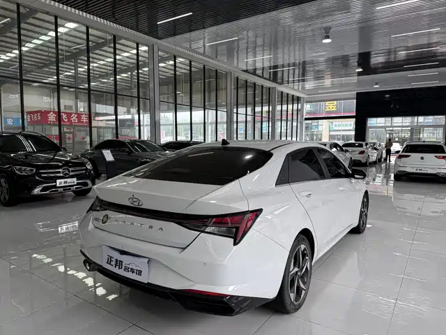 Hyundai Elantra 2022 1.5L CVT LUX Premium Edition — фото 5
