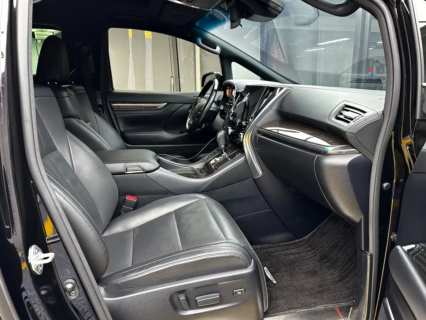 Toyota Alphard 2021 Hybrid 2.5L Premium фото 16