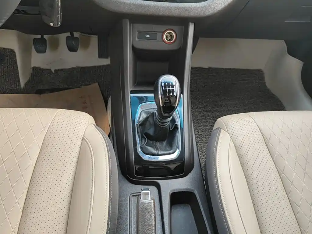 Baojun 310W 2020 2017 1.5L Manual Fashion Edition (China V)