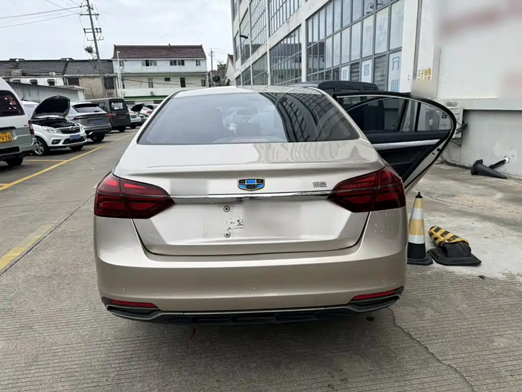 Фото 7 - Geely Emgrand