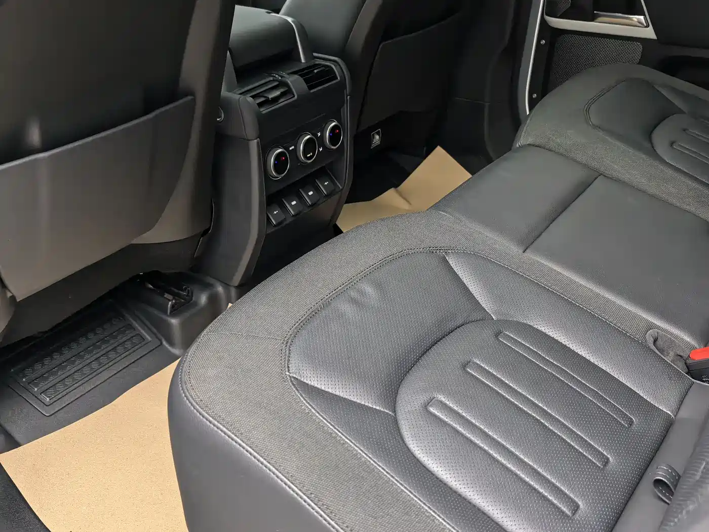 Land Rover Defender 2021 110 P400 Dark Special Edition фото 12
