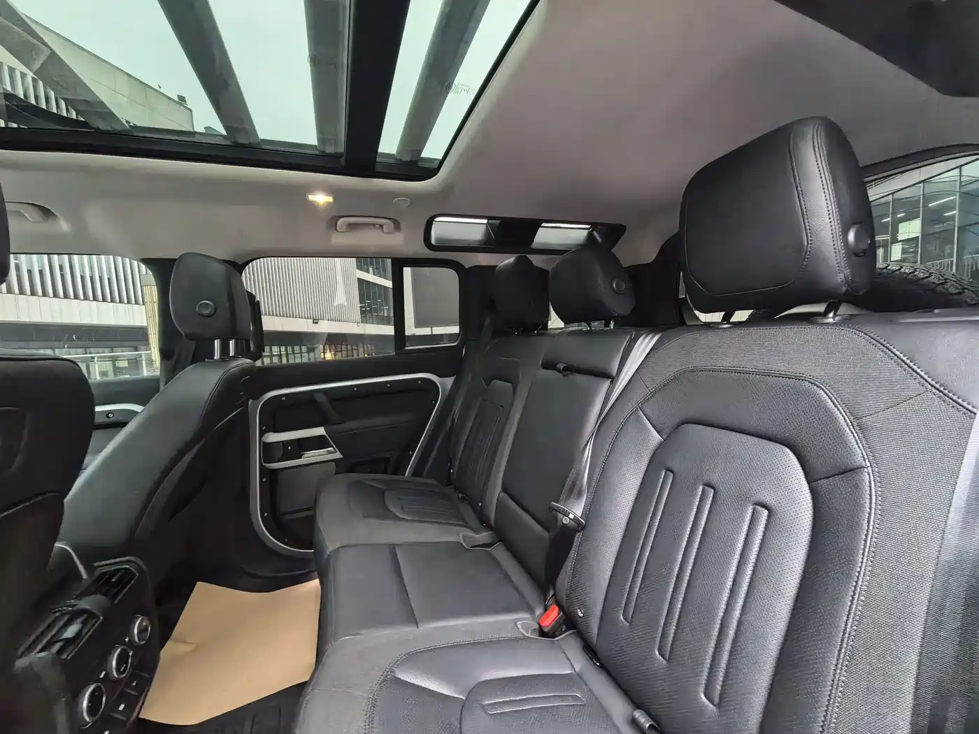 Land Rover Defender 2021 110 P400 Dark Special Edition фото 13