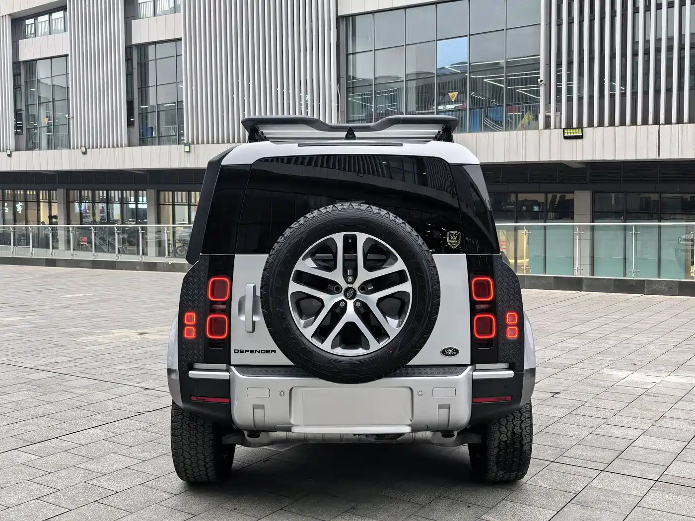 Land Rover Defender 2021 110 P400 Dark Special Edition фото 16