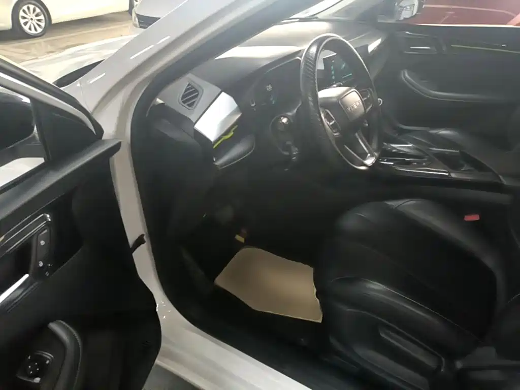 Фото 16 - Roewe i5