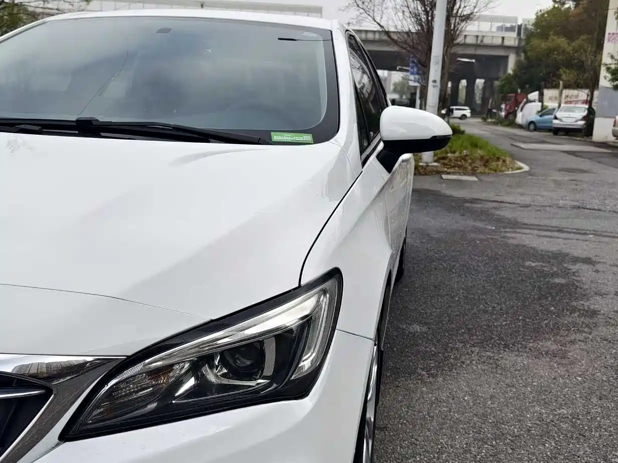 Buick Verano 2018 Sedan 20T Dual Clutch Leading фото 5