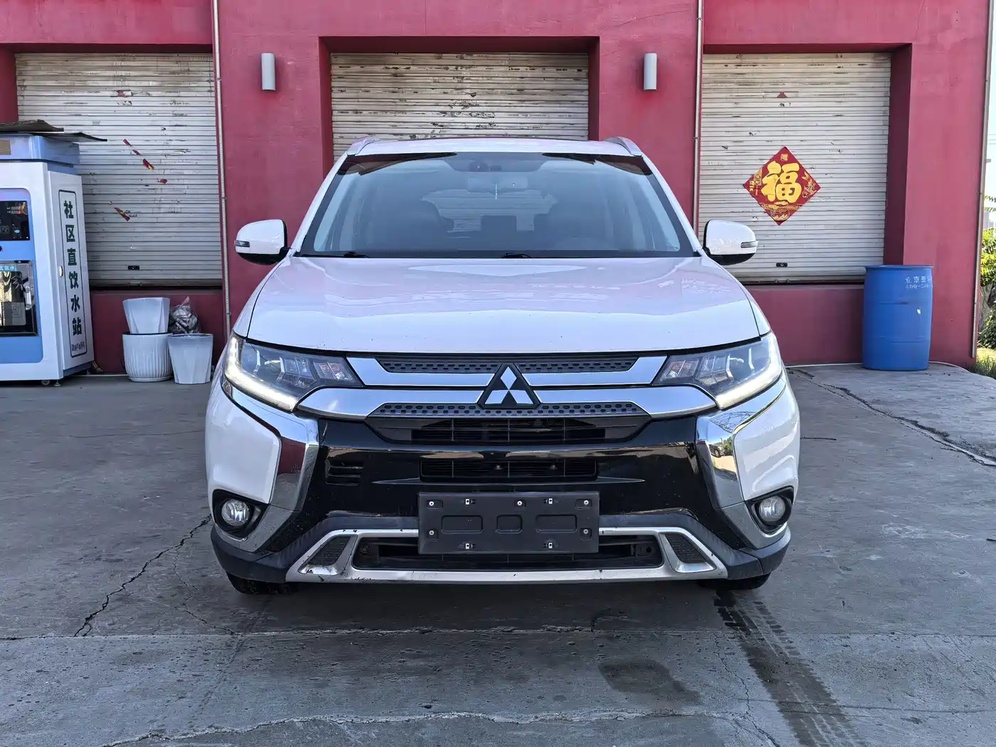 Photo 2 - Mitsubishi Outlander