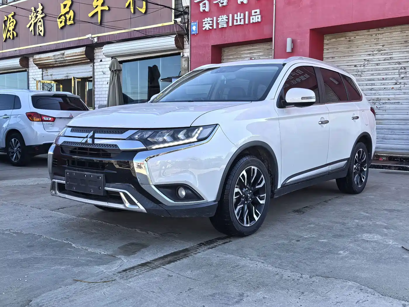 Photo 1 - Mitsubishi Outlander