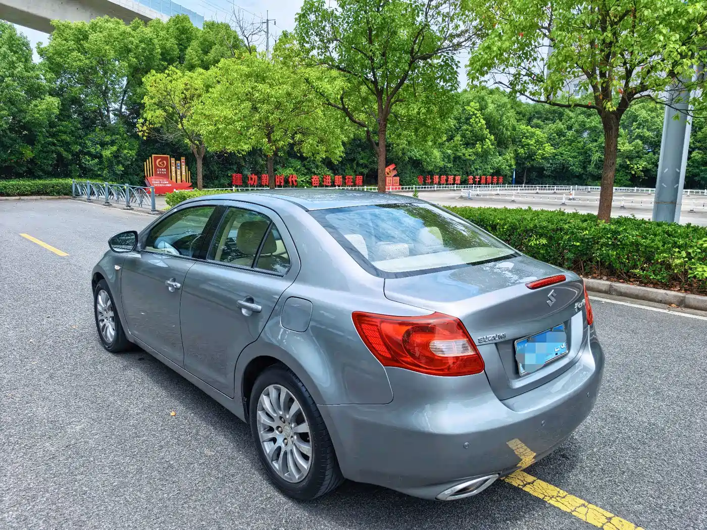 Suzuki Kizashi 2014 2011 2.4L 2WD Manual Standard Edition