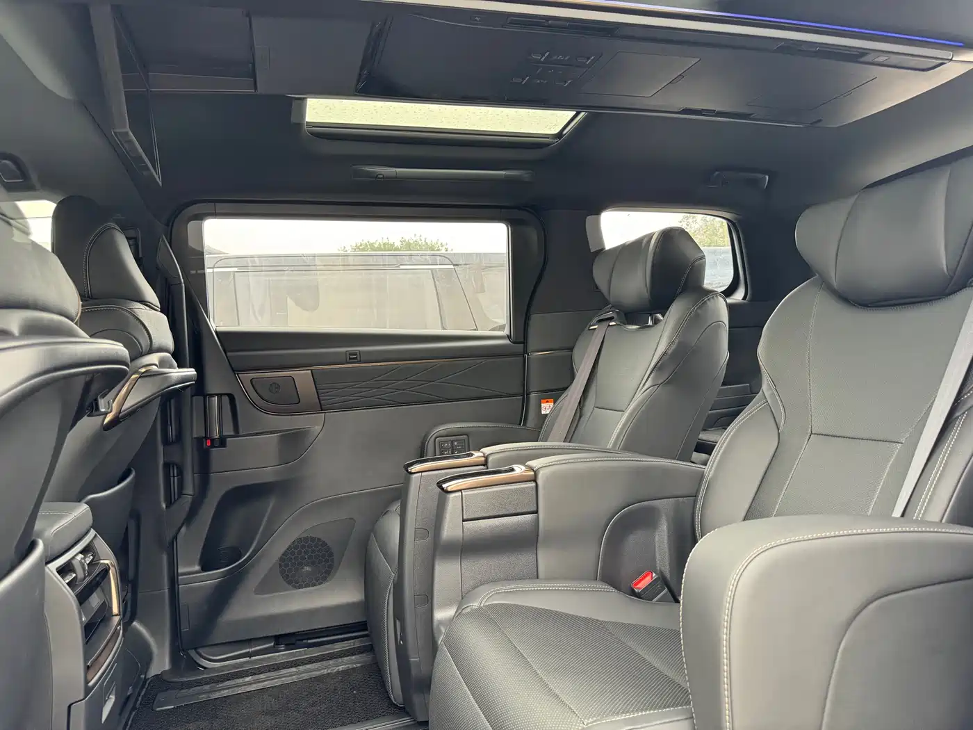 Toyota Alphard 2024 Hybrid 2.5L Ultimate Enjoyment Edition фото 6