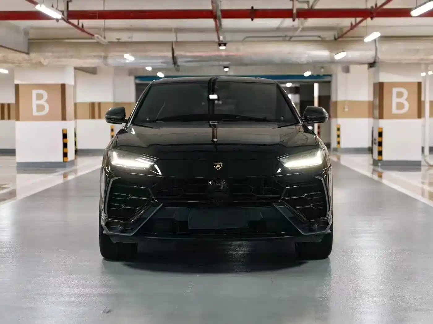 Фото 2 - Lamborghini Urus
