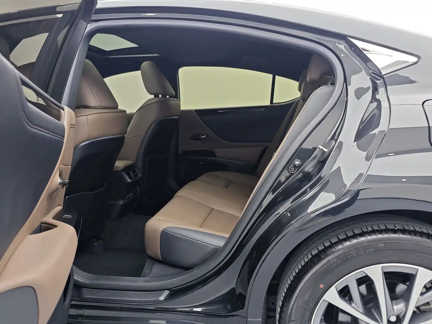 Lexus ES 2022 200 Excellence Edition фото 7