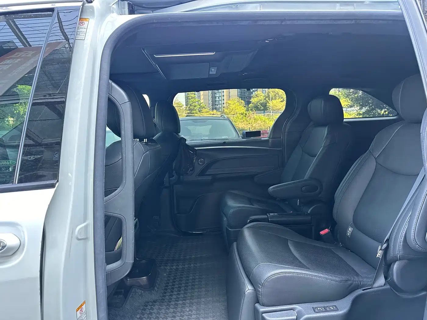 Toyota Sienna 2021 2.5L Hybrid Premium Edition фото 5