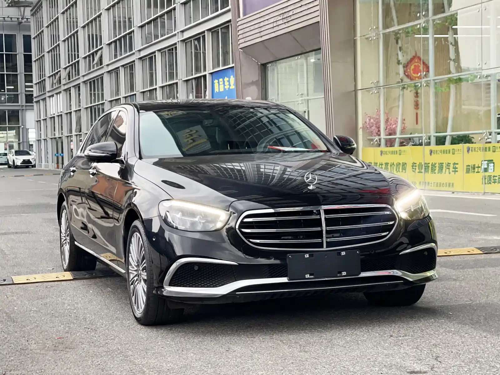 Фото 3 - Mercedes-Benz E-Class