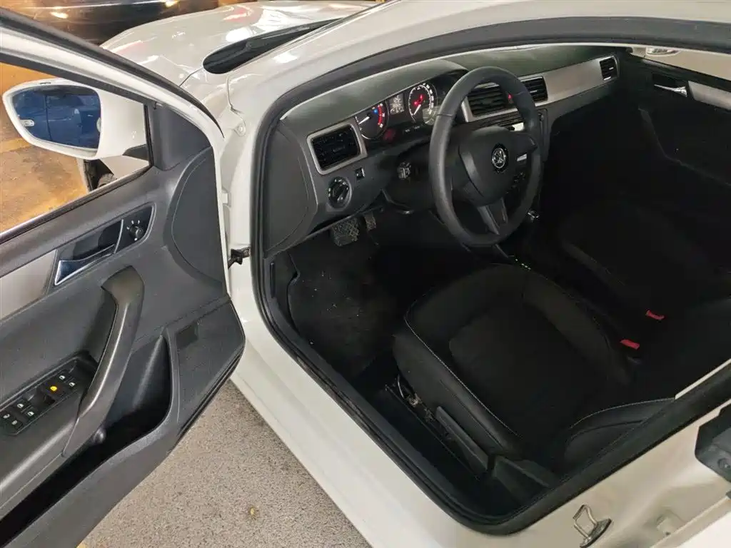 Škoda Skoda Rapid Spaceback 2016 Facelift 1.6L Automatic Innovation Edition фото 16