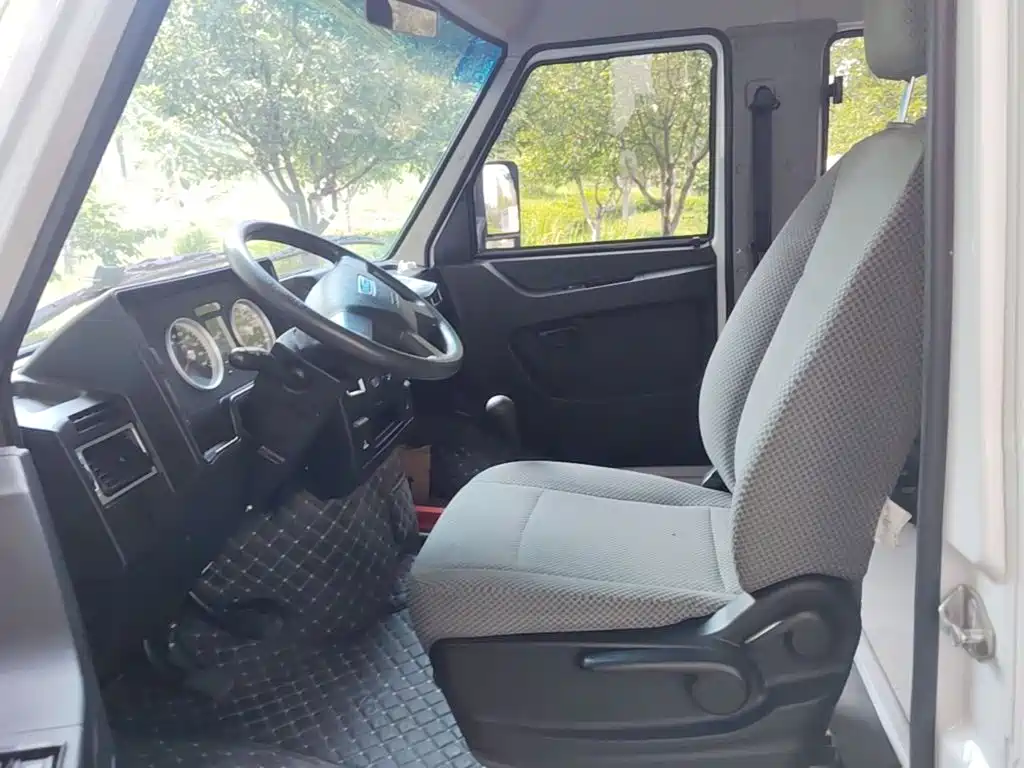Iveco Daily 2023 2021 2.5T A35 M1 Bus 5-9 Seats Short Wheelbase Medium Roof Single Tire Manual Door