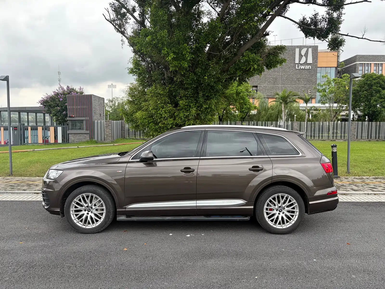 Photo 2 - Audi Q7