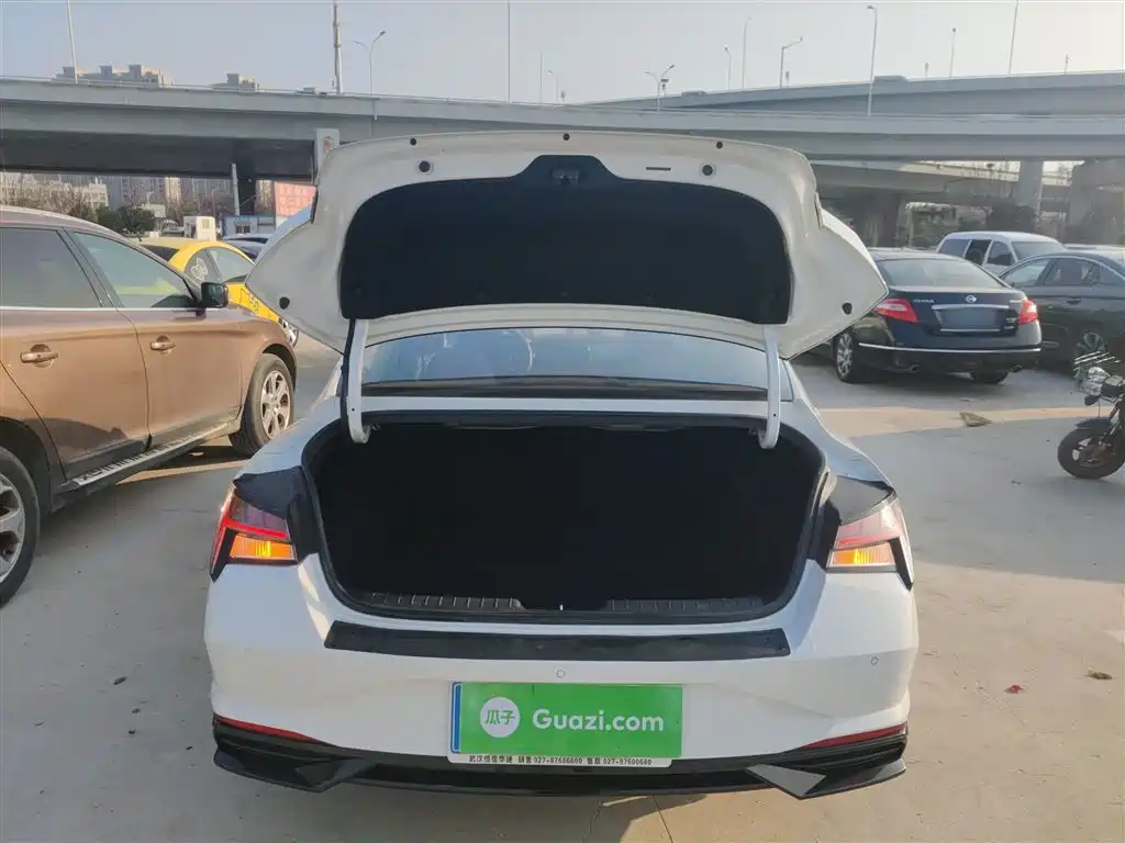 Hyundai Elantra 2022 1.5L CVT LUX Premium Edition фото 15