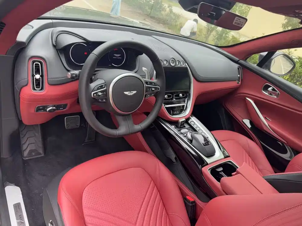 ASTON MARTIN DBX