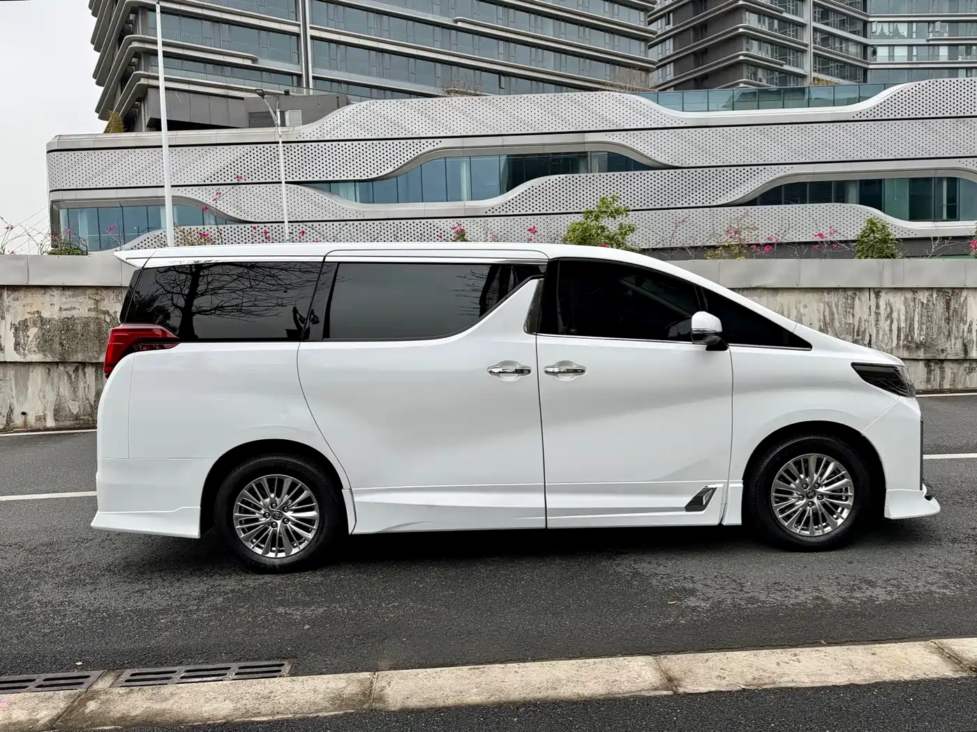 Toyota Alphard 2019 Hybrid 2.5L Premium Edition фото 5