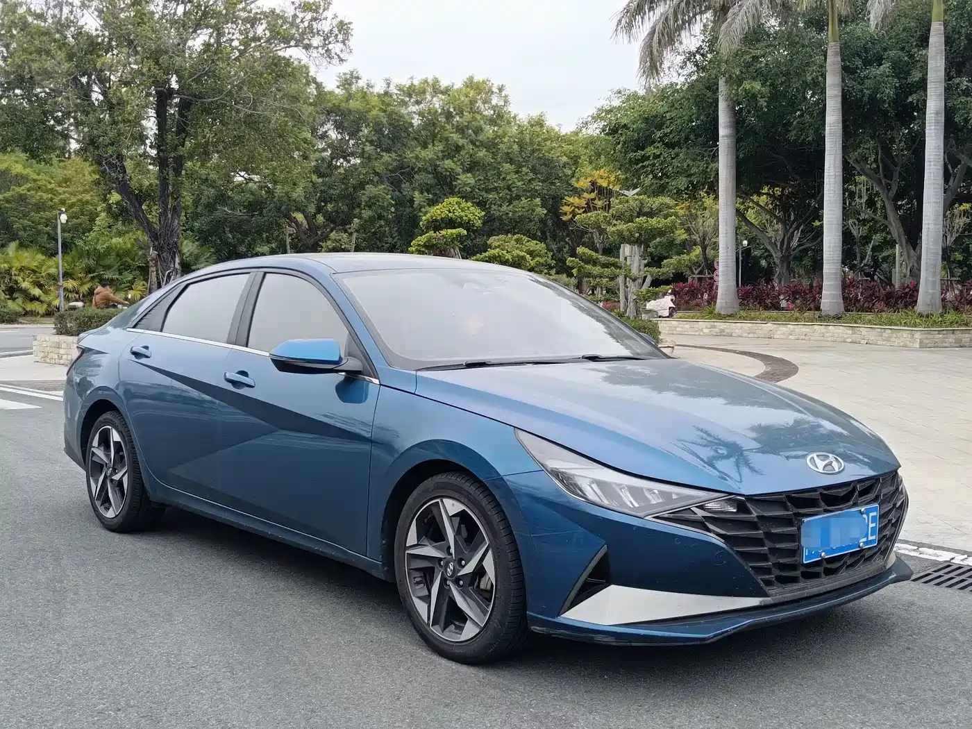 Hyundai Elantra 2021 1.5L CVT LUX Premium Edition фото 3