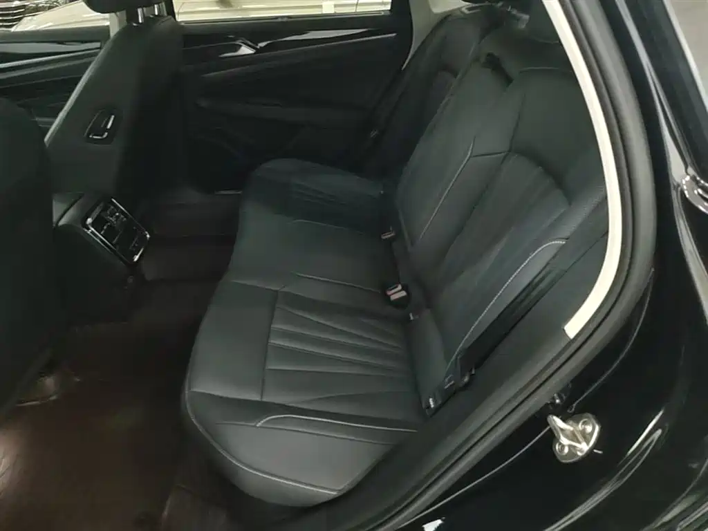 Volkswagen Passat 2025 Outstanding 380TSI Dragon Glory Edition фото 17