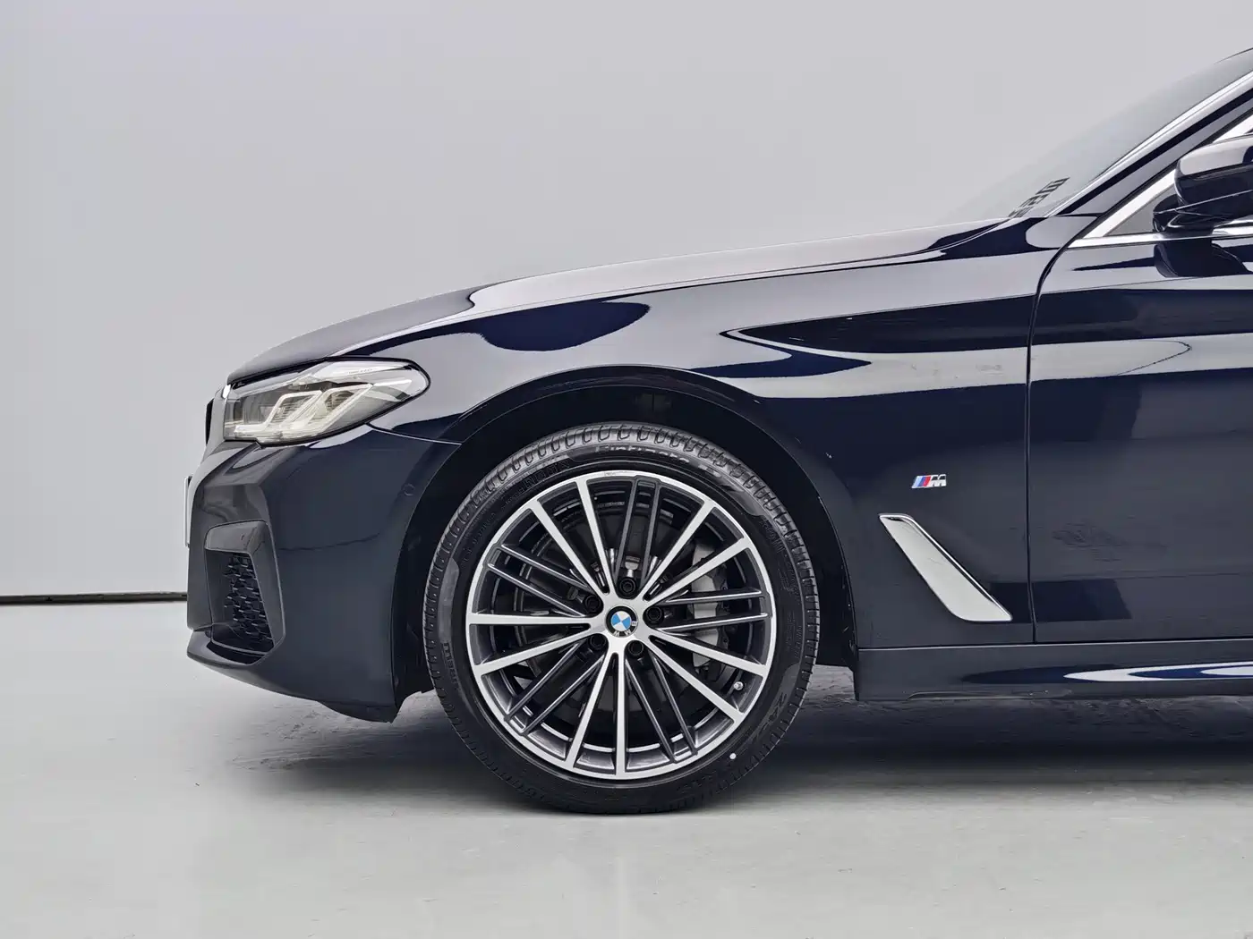 BMW 5 Series 2023 530Li Leading M Sport Package фото 6